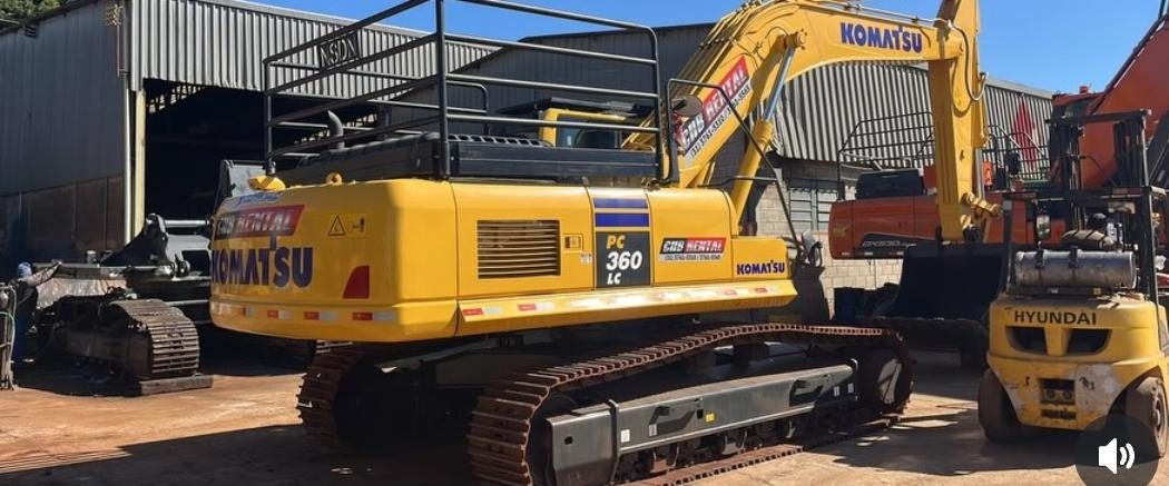Escavadeira Komatsu e empilhadeira