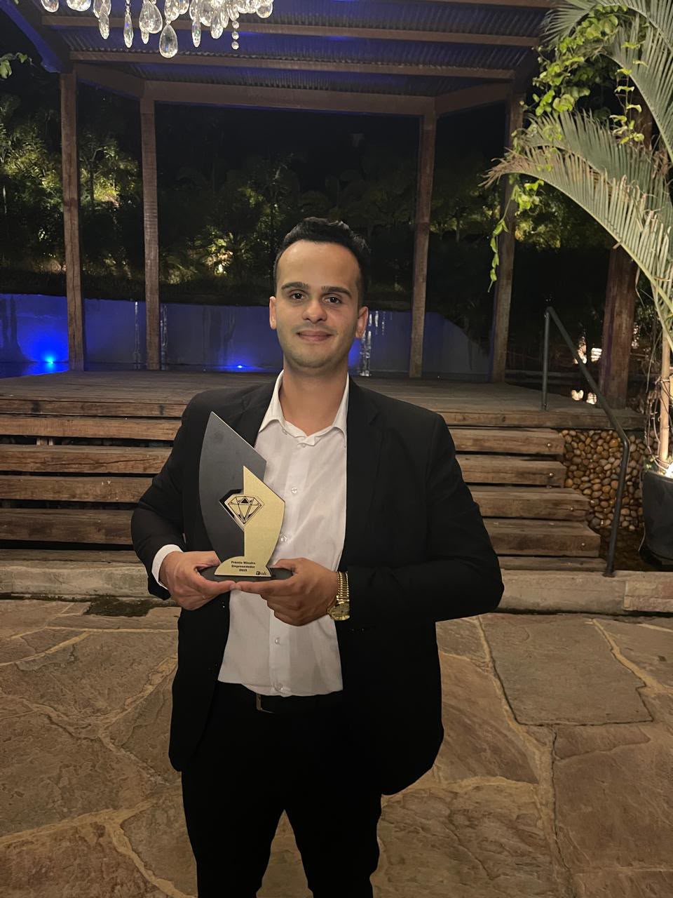 Maxwell Ramalho recebendo o Prêmio Mineiro Empreendedor 2025