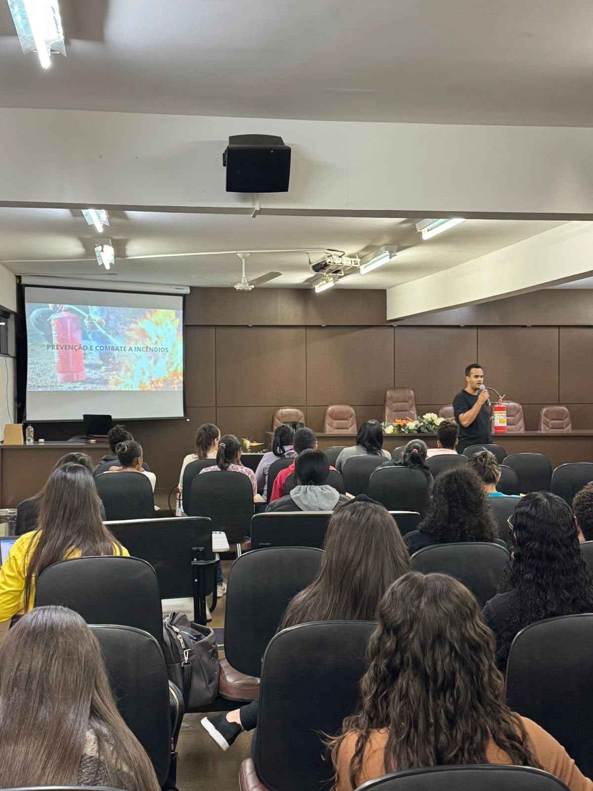 Palestra sobre prevenção e combate a incêndios